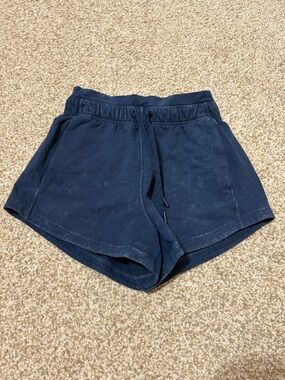 Lululemon inner glow shorts